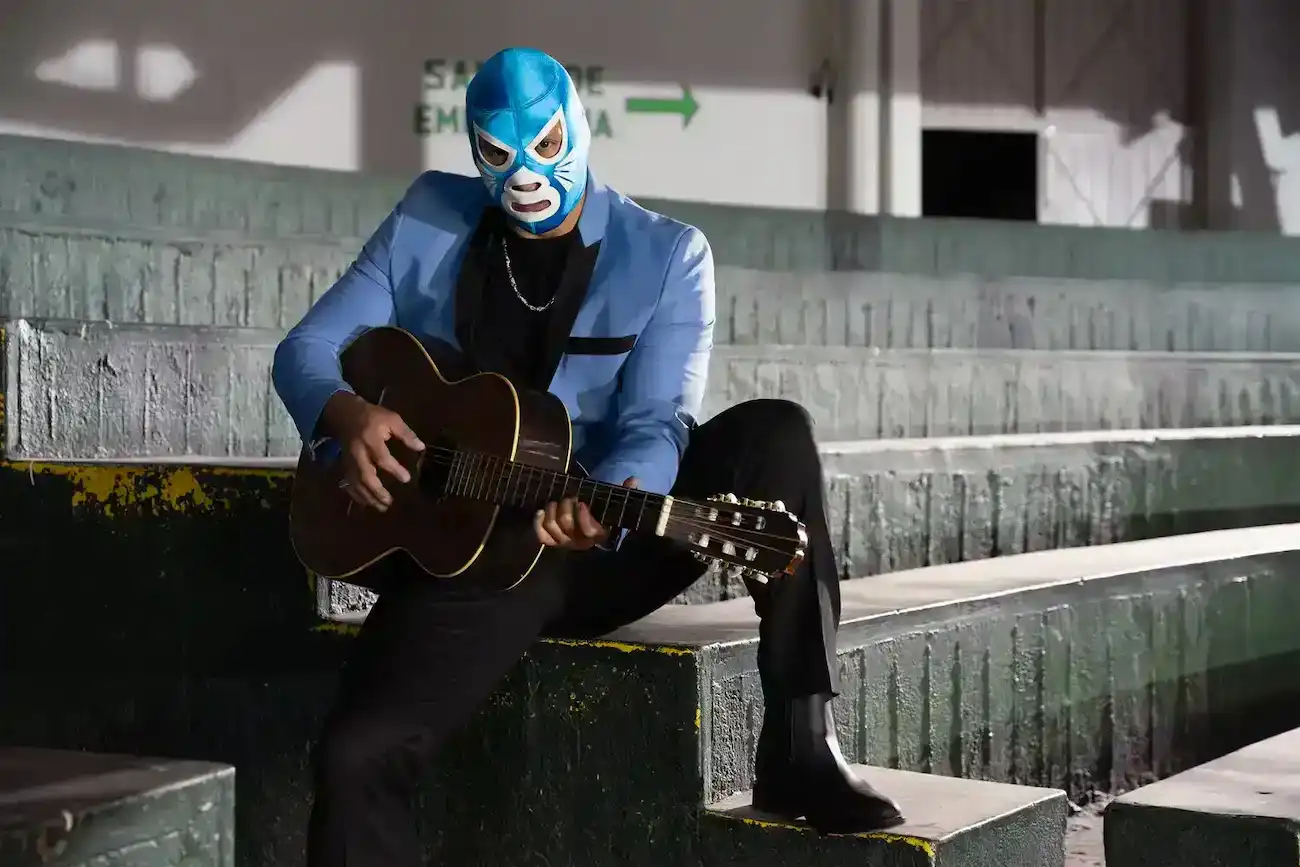 Don Gato playing guitar